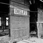 150233 Afbeelding van stationsnaam Delft op tegeltjes tijdens een verbouwing in N.S.-station Delft te Delft.